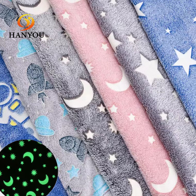 Hanyo Star Glow en la tela de vellón de coral luminoso de poliéster oscuro